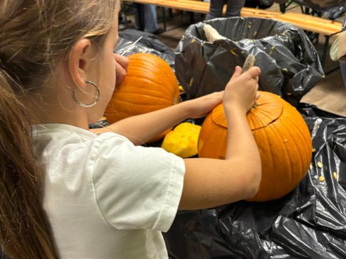 Pompoenen uithollen.jpg