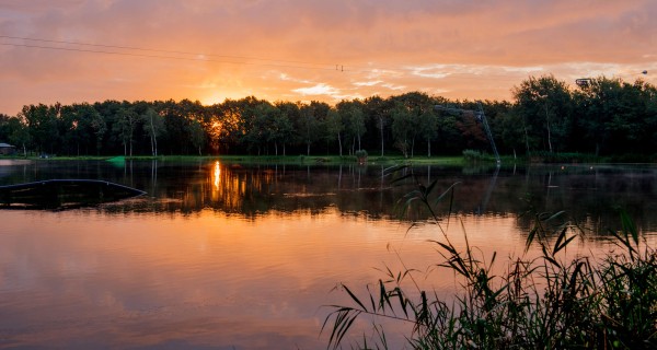 NATUUR_SCHATBERG_VIJVER_MEER_ZONSONDERGANG_ROOD.jpg
