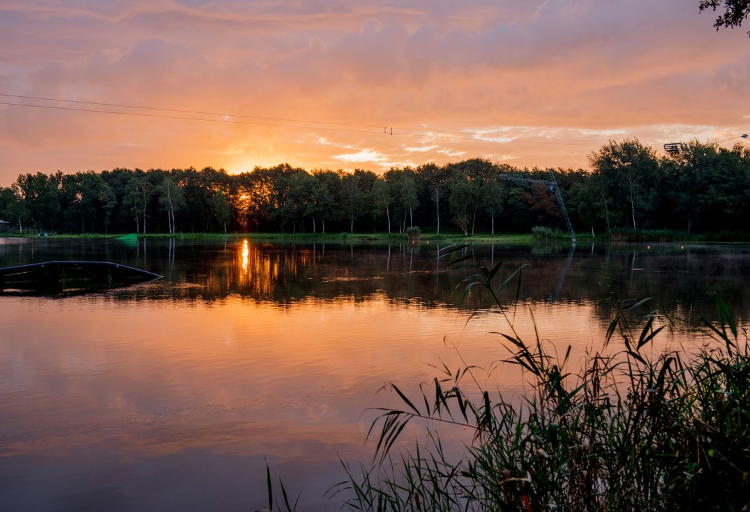 NATUUR_SCHATBERG_VIJVER_MEER_ZONSONDERGANG_ROOD.jpg