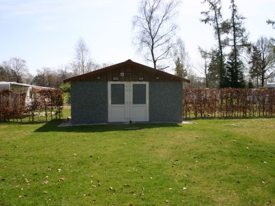 SUPERCOMFORT_PRIVESANITAIR_EIGEN_SANITAIR_GEBOUW_GRASVELD.JPG