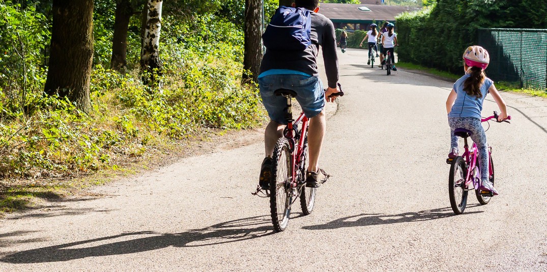 FIETSVERHUUR_FIETSEN_FIETSERS_PAPA_KIND_WEG_HELM.jpg