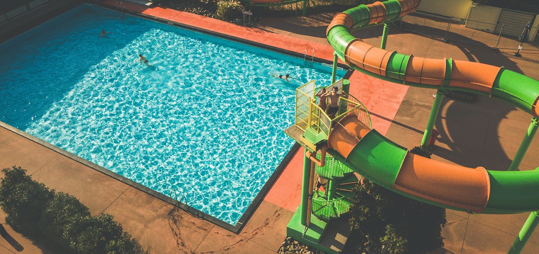 Buitenbad met glijbaan