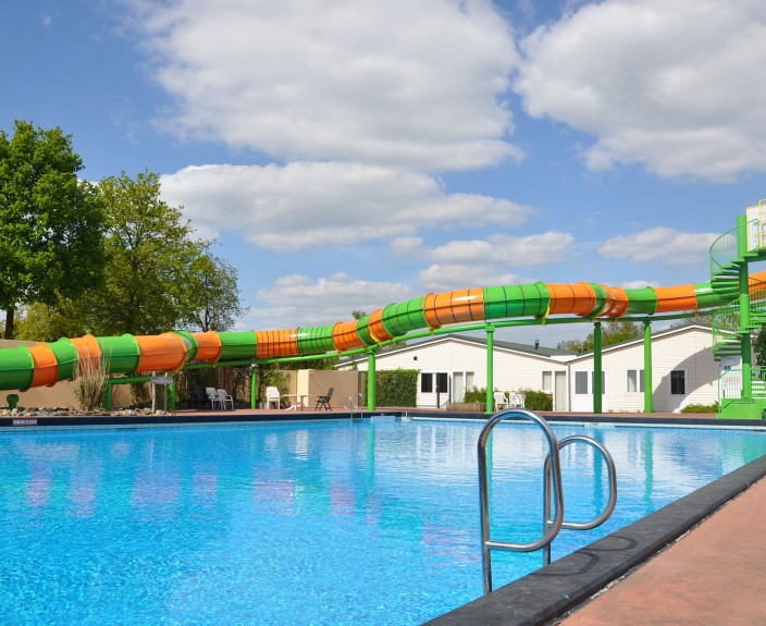 Buitenbad met glijbaan