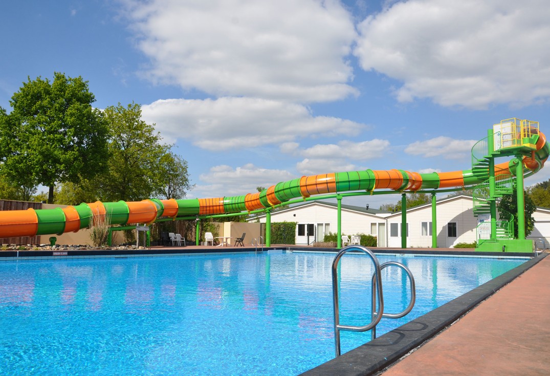 Buitenbad met glijbaan