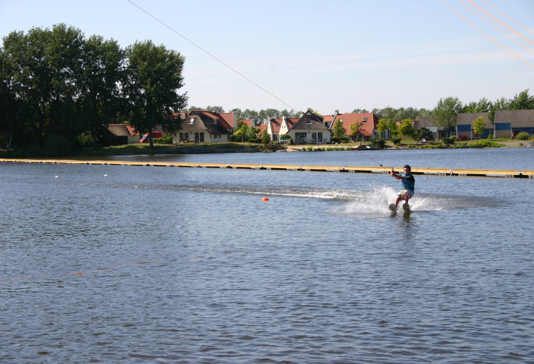 WATERSKIBAAN_SEVENTWENTY_BUNGALOWS.JPG